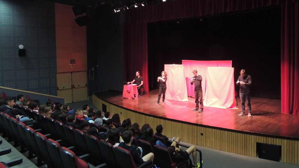 Teatro interativo debate dependências entre os jovens