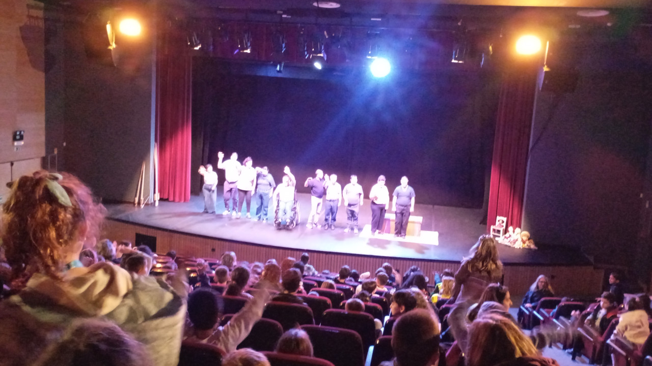 Junta apresenta peça de teatro “Conetados e Sozinhos” na Cerciago